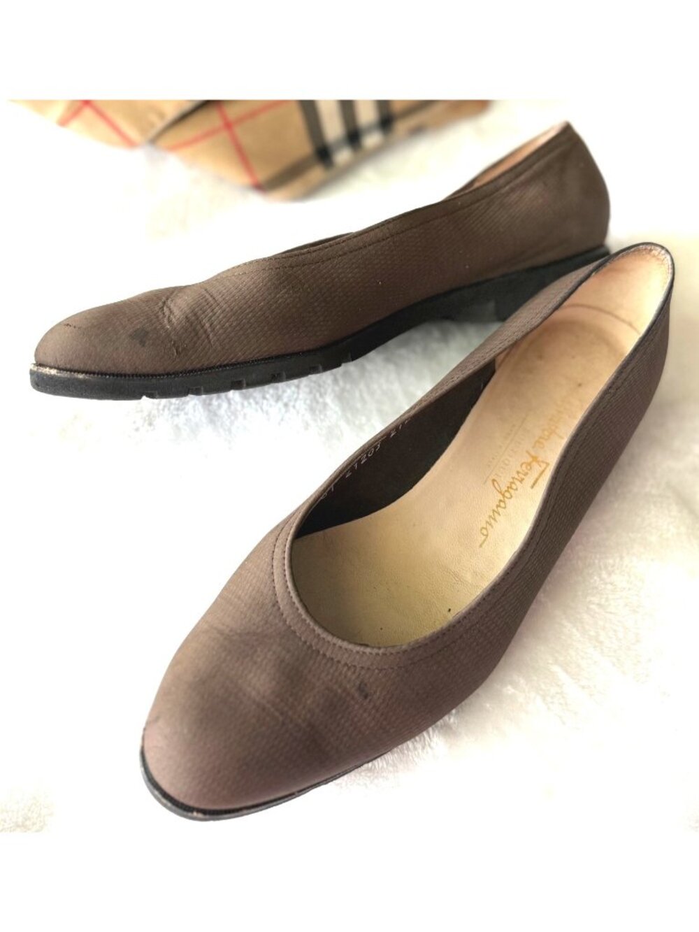 size 9 B Salvatore Ferragamo brown matte textured flats slip on 21203-212 Strana